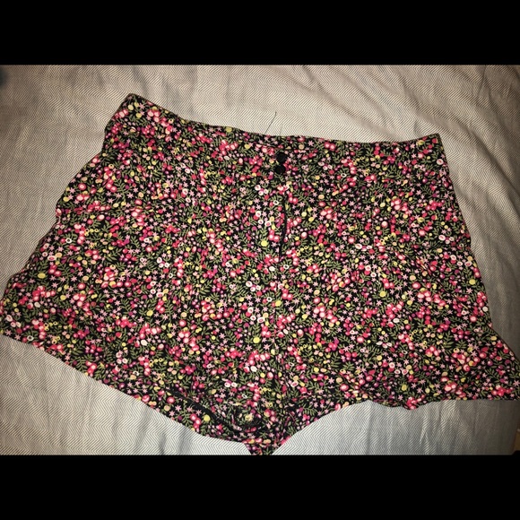 Floral Patterned Shorts - Picture 1 of 3
